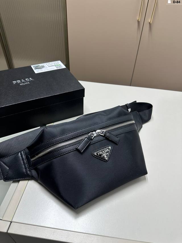 普拉达 胸包prada 干干净净 简简单单 搭配休闲风的穿搭 舒适又有活力 D-84尺寸28×18配盒