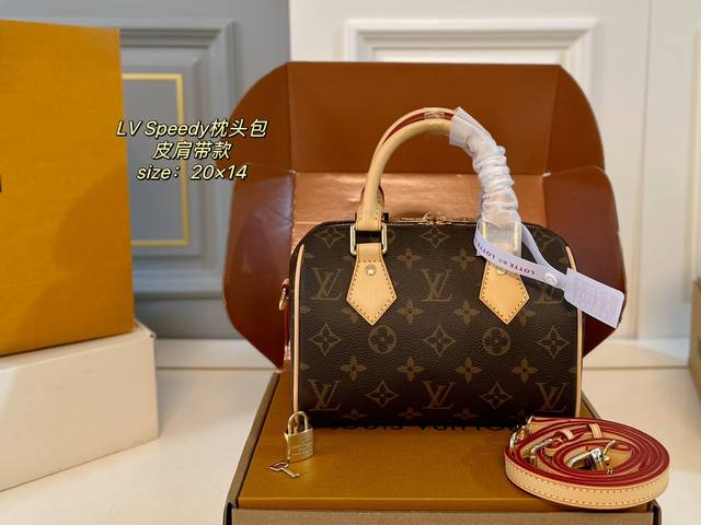 皮肩带款 折叠盒飞机盒 Size：20×14 Lv 路易威登speedy波士顿枕头包 经典重现，轻便又时尚～ 肩带调节，可手提，可拆卸！ 浓浓复古风，时尚百搭，