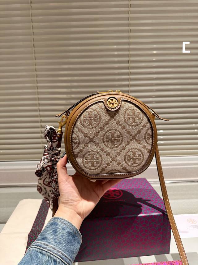 对版做法 升级版 Tory Burch 托里伯奇 圆饼包 原单开模定制 五金内衬镂空logo 内带产地标进口面料手感质感超级好更耐磨！亮泽五金不褪色 单肩斜挎包