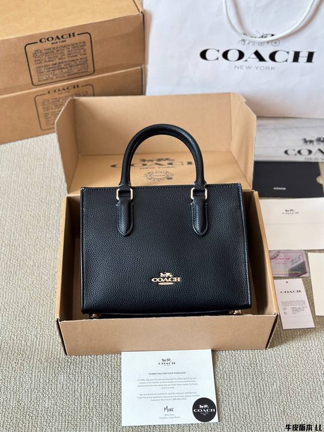 牛皮版本 蔻驰新款 Miggie Small Tote Coach 12.1系列的功能性手袋心 整个材质比较硬挺，不容易塌 经典老花的材质也比较耐造 配色四款也