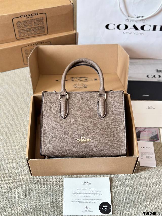 牛皮版本 蔻驰新款 Miggie Small Tote Coach 12.1系列的功能性手袋心 整个材质比较硬挺，不容易塌 经典老花的材质也比较耐造 配色四款也