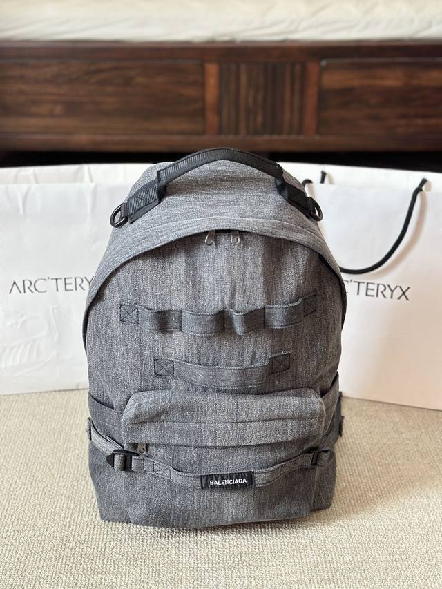 牛仔 Balenciaga 牛仔双肩包 登酷意即刻上 眼 ;大容量托特包，双面色彩渲染玩酷 趣意，轻盈出行，自在切换盛夏型格。30 40Cm