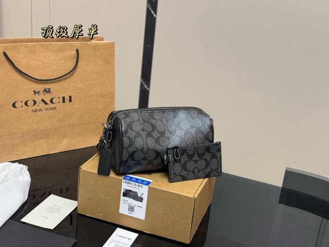 配飞机盒 Coach Axel老花圆筒包二合一单肩包男女通用斜 蔻驰axel老花圆筒包二合一单肩包男女通用斜挎包经典搭配工艺材质休闲百搭斜挎包采用精湛镶嵌细工，