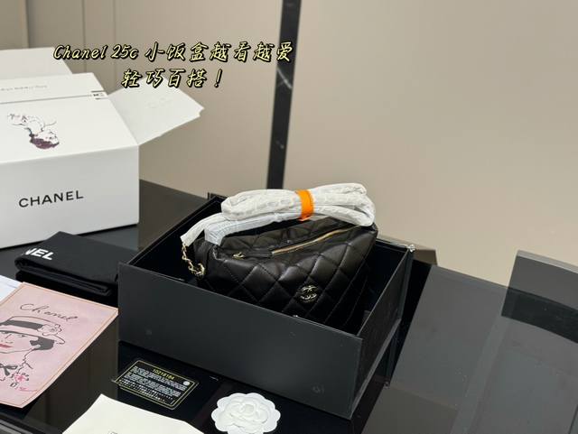 配折叠盒 Size:20*15Cm 香奈儿饭盒 Hobo 又称流浪包 包身轻便又有容量 又精美又实用,性价比超高 推荐入手之一 太好搭啦!随手一提!出门! 配折叠盒 Size:20*15Cm 香奈儿饭盒 Hobo 又称流浪包 包身轻便又有容量 又精美又实用,性价比超高 推荐入手之一 太好搭啦!随手一提!出门!