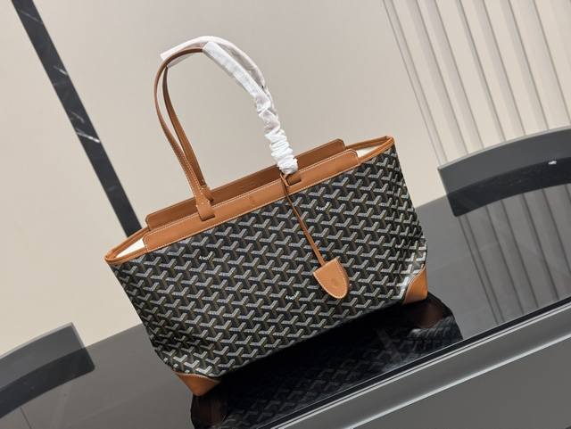 戈雅打工人的完美通勤包就是它！ Goyard Bellechasse简直不要太好用！！ 容量大 自重超级无敌轻 包型挺拔不容易塌完美装下14寸的电脑 耐造同时也