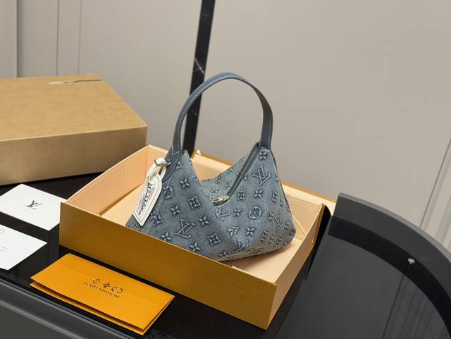 配折叠盒飞机盒 Lv中古包又一位当红炸子鸡来咯 一只看似中古中矩却又有点标新立异的包。 Hobo腋下包 尺寸:32.22Cm