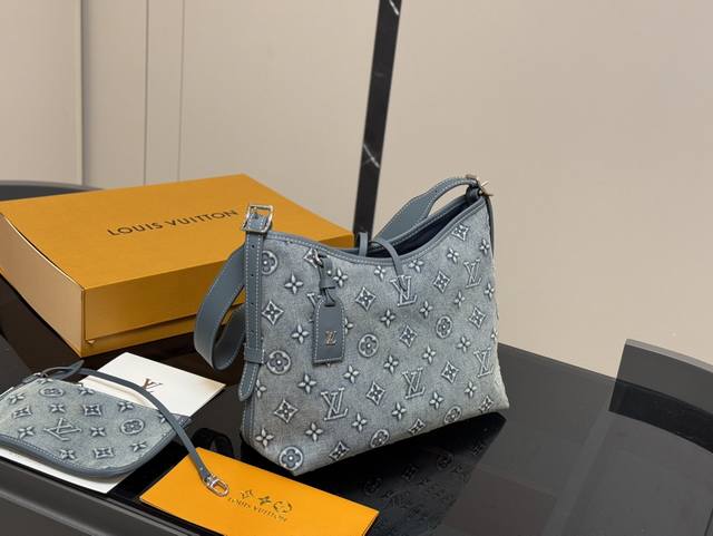 配折叠盒飞机盒 Size：31.26Cm Lv Carryall 年度包王 带有蝴蝶结的腋下包喜欢吗， 内附一只收纳零钱包， 性价比颜值超在线了 ！ 单肩斜挎完