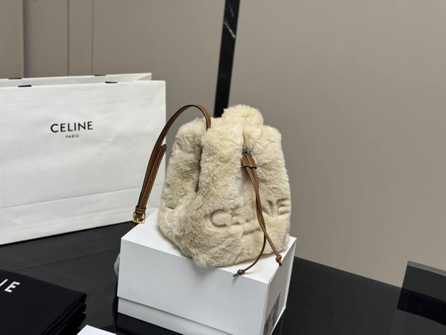 折叠盒 Size：16*20Cm 小 Celine 赛琳水桶包 这谁抵得住啊！ 一直很喜欢的包 毛毛经典极搭！ 颜值超级在线哦