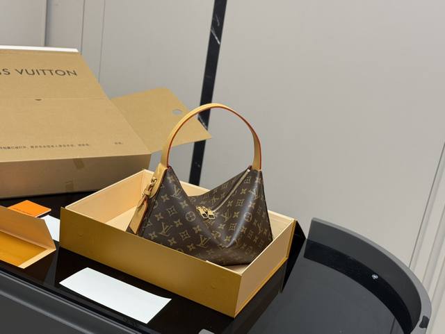 配折叠盒飞机盒 Lv中古包又一位当红炸子鸡来咯 一只看似中古中矩却又有点标新立异的包。 Hobo腋下包 尺寸:32.22Cm 配折叠盒飞机盒 Lv中古包又一位当红炸子鸡来咯 一只看似中古中矩却又有点标新立异的包。 Hobo腋下包 尺寸:32.22Cm