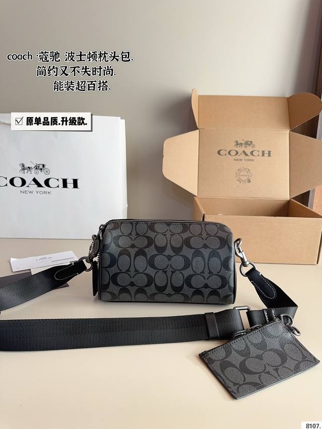 配礼盒. Coach蔻驰 Tracker 系列新配色多用款 可调节肩带，带有品牌定制卡扣，及定制衔接五金件，宽带金属套扣，非常结实！出色的品质保证了实用与耐用性