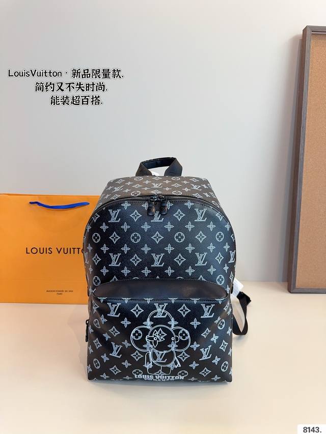 Lv最新款男士旅行双肩包特别爆明星同款老花图案采用醒目的黑 灰色组合，更搭配织带装饰肩带和黑色皮革滚边。采用柔软高级人造帆布精心打造，此材料为高级人造帆布更为柔