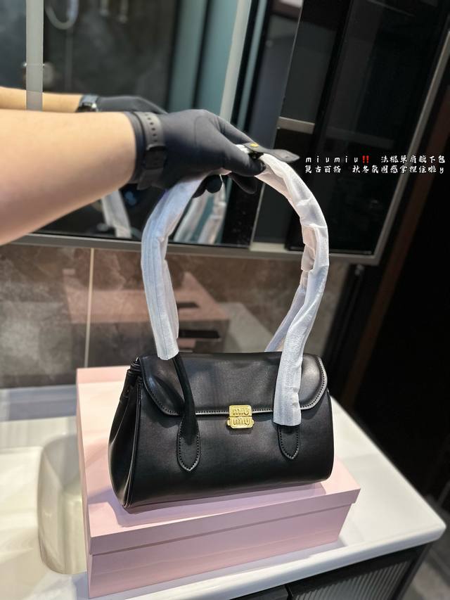 礼盒包装 缪缪miumiu 手提包 轻轻松松高级感 包包手感巨好容量也很不赖 简单却又不失华丽 不要觉得会炸眼太高调了什么的 根本不会!尺寸28*15 在你的精 礼盒包装 缪缪miumiu 手提包 轻轻松松高级感 包包手感巨好容量也很不赖 简单却又不失华丽 不要觉得会炸眼太高调了什么的 根本不会!尺寸28*15 在你的精