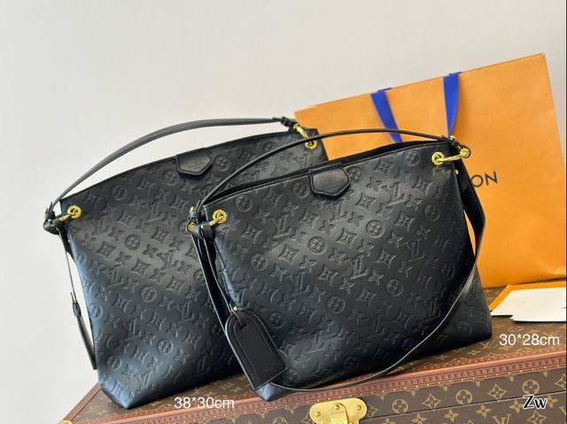 中古购物袋驴牌 Delightful 这款是属于冷门包 最近有很多博主都背 突然就火起来了 尺寸38*30 30*28