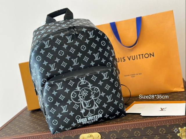 Size：28*35Cm L家双肩包 台湾进口pvc 超高清五金logo标志、 专用里内里 可以出门去旅行 搜索 Lv 双肩包