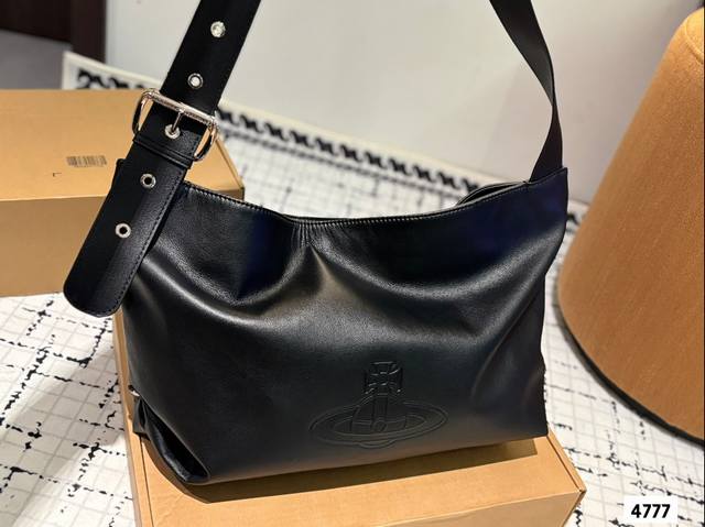 纯皮 配盒尺寸47.30 西太后 腋下包 时髦拿捏住啦 不显老气好好搭啊 而旦貌美气质加成好高的呀~ 爱死了这份从容优雅