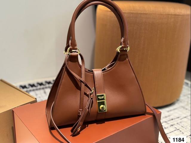 普拉达 手提包 Prada 经典包款也许大家都熟知了 每隔10年左右品牌都会重新演绎一次 很合季节的落叶黄色 搭配闪闪的金扣 尺寸：30 16