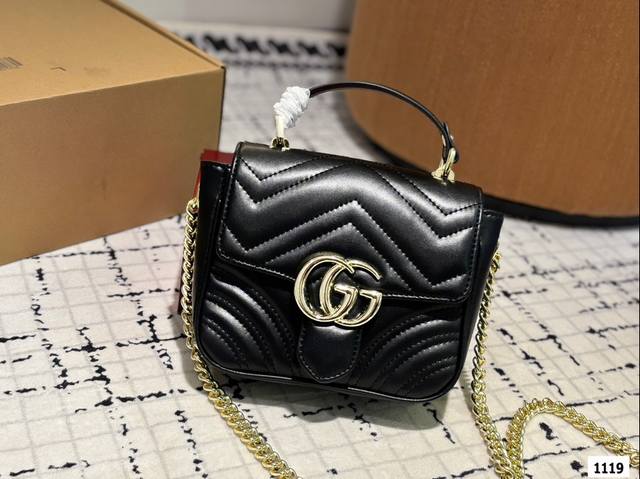 配盒 姐妹们一定要拥有一支marmont 真的超爱。包型选择多。精油鞣制而成的羊皮触感牛皮的耐用度。唯一的缺点就是太多款式我都爱 尺寸18*14