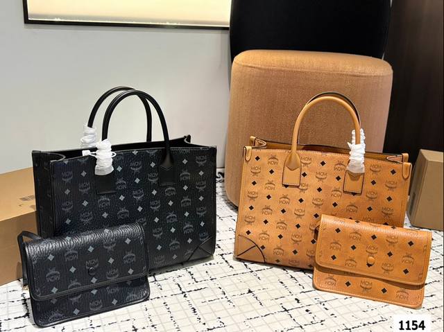 Mcm托特 设计上还有很多细节位呢，老花比例更调大了点，更有一种fashion感。除了干邑色，还有黑色呢，想说黑色搭上橙色logo真的巨好看呢，快快快来解锁 尺