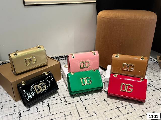 配盒子 Dg杜嘉班纳链条包 包包实在是太太太温柔了， 拿在手上少女感十足，仿佛时间停滞在听你诉说你们的故事~高级感满满 #杜嘉班纳dg 尺寸21 14 货