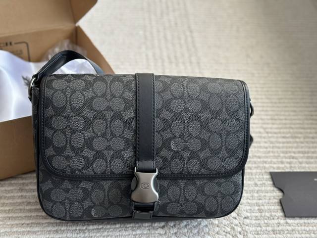 配盒 Size：28*18Cm C家 新品黑色 男生都会喜欢的相机包！ 款式对于男生来说真的太友好了又能装又百搭 搜索蔻驰 Coach 男包