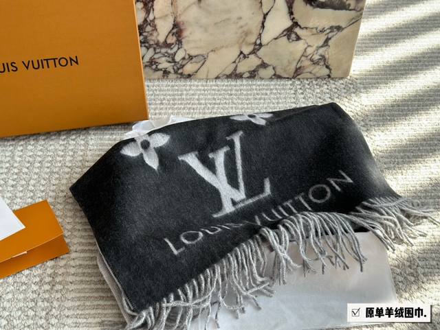 配盒 原单羊绒 Size： *45Cm L家 百分百羊绒围巾 温柔可爱又暖和 是见过最好搭配的围巾 无敌好卖的一款 最最最最最经典！