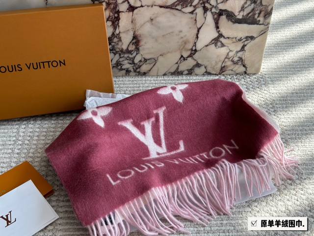 配盒 原单羊绒 Size: *45Cm L家 百分百羊绒围巾 温柔可爱又暖和 是见过最好搭配的围巾 无敌好卖的一款 最最最最最经典! 配盒 原单羊绒 Size: *45Cm L家 百分百羊绒围巾 温柔可爱又暖和 是见过最好搭配的围巾 无敌好卖的一款 最最最最最经典!