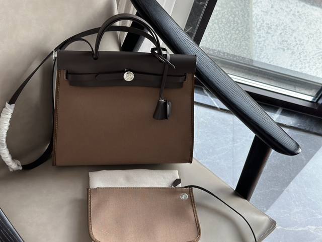 配盒 Size:31*26Cm 爱马仕 Herbag 帆布购物袋 实物好装的一款包 最近出行都在背 有质感!超高级! 它的容量很友好... 配盒 Size:31*26Cm 爱马仕 Herbag 帆布购物袋 实物好装的一款包 最近出行都在背 有质感!超高级! 它的容量很友好...