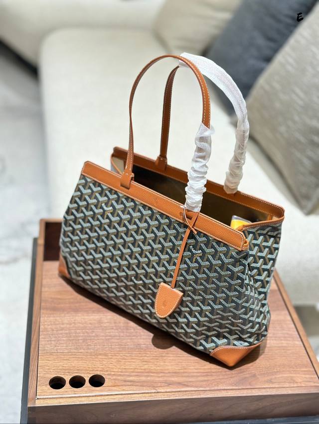 戈雅购物袋 Goyard Bellechasse Biaud通勤包白领金领必备款哦 通勤包，有型又轻便 内部底部附有底板，有支撑力, 并且是唯一-- 款自带包夹
