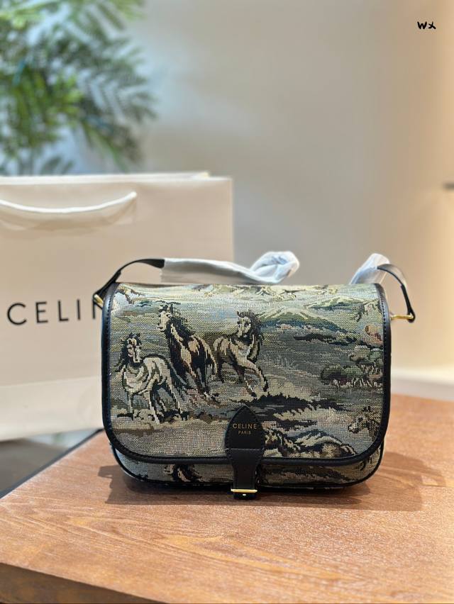 Celine刺绣邮差包 这颜值我看一眼都能拔草时髦又复古慵懒的 原版刺绣针织刺绣针织帆布单肩包刺绣封边做法可肩 背或斜挎老花出了一款低调斜挎包这颜值我看- -眼