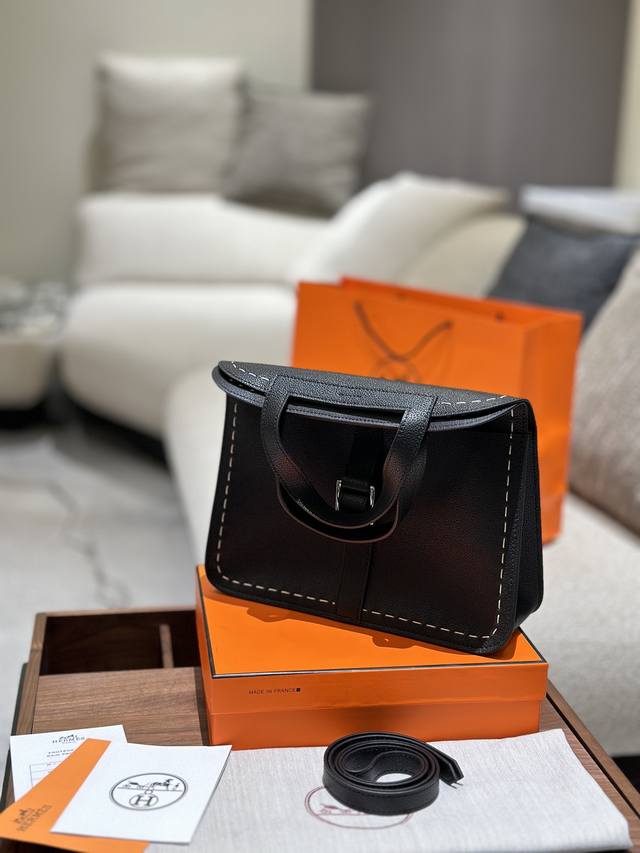 全牛皮 爱马仕哈赞包当我们想到hermes时，我们会想到经典的三巨头:伯金、凯利和康斯坦斯。但围绕着传奇h三巨头的排他性光环有可能让我们看不到其他可爱的.H美女