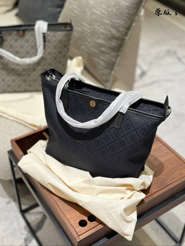 Tb购物袋 金色logo低调又不失奢华 容量超大电脑文件等等放进去完全没有问题做旅行袋也ok内置一个小包袋可拿出来单独使用 拉链设计安全感满满里面还有一个夹层私