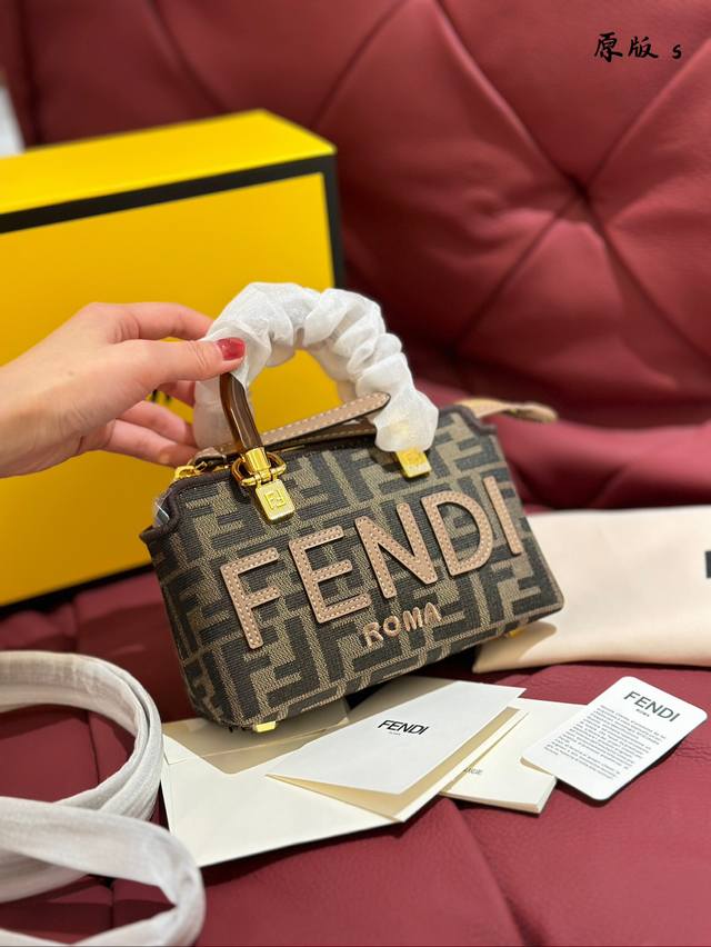 新款fendi小手提包⑨爱到心尖儿. --眼看到就被美呆了~这么奶的小手提~简直都让女孩子的少女心泛滥啦奶萌奶萌的正面点缀着fendi五个字母~手提竟然是玳瑁的