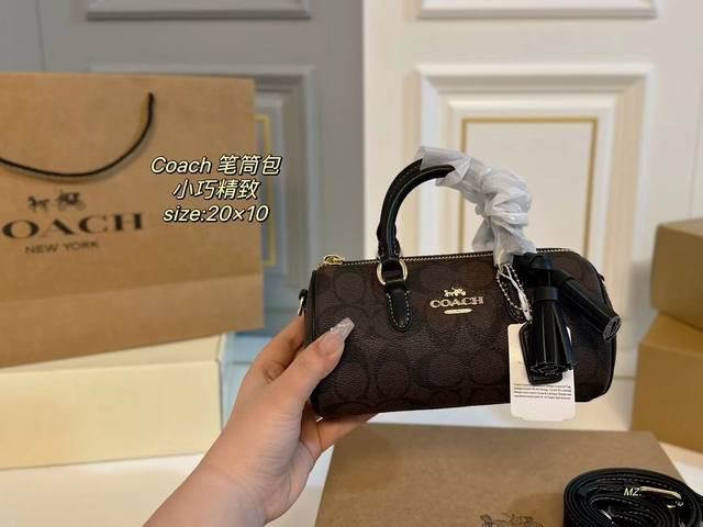 飞机盒 Size：20×10 Coach蔻驰新款笔筒包 经典老花配色，更加精致可爱！ 同时能满足手机和日常出门物品， 小小包身大大容量，非常实用～ 非常百搭，不