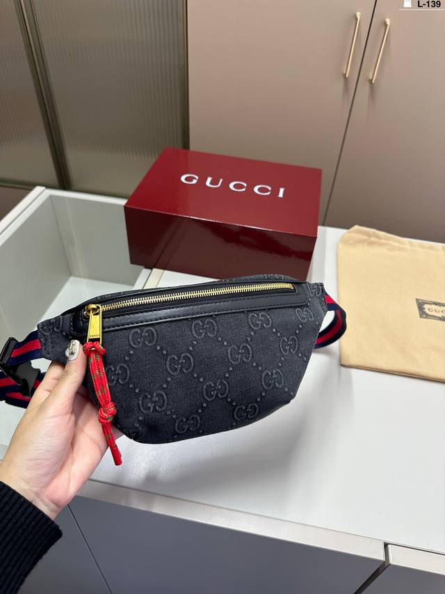 酷奇 胸包 Gucci 男生日常休闲搭配的理想选择～ 实用又百搭，小小的身体大大的空间 非常适合放随身物品~ L-139尺寸21×12折叠盒