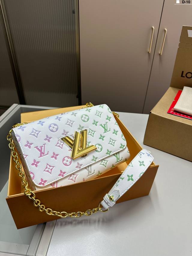 Lv Twist 最新最火款twist Denim 出货了 呈现新古典 Twist 中号手袋 水波纹造就聚焦设计 翻盖的超值 明快活泼 自由滑动 随心而变 外型