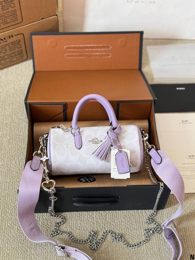 牛皮版本 配挂件 Coach 新上 Lacey 笔筒包 姒蔻驰笔筒包来啦 Coach Lacey Crossbody 复古小圆筒造型, 复古潮流即视感加上年轻的 牛皮版本 配挂件 Coach 新上 Lacey 笔筒包 姒蔻驰笔筒包来啦 Coach Lacey Crossbody 复古小圆筒造型, 复古潮流即视感加上年轻的