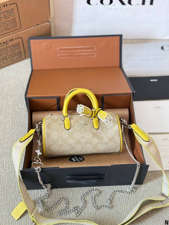 牛皮版本 配挂件 Coach 新上 Lacey 笔筒包 姒蔻驰笔筒包来啦 Coach Lacey Crossbody 复古小圆筒造型， 复古潮流即视感加上年轻的