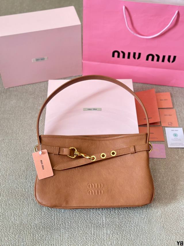 Miumiu保龄球公文包 25Ss 秀款哦！ 舒服氛围拉满呀！ 容量足足的～~ 出场就是miumiu小公主！ 配盒 Size : 32 24Cm