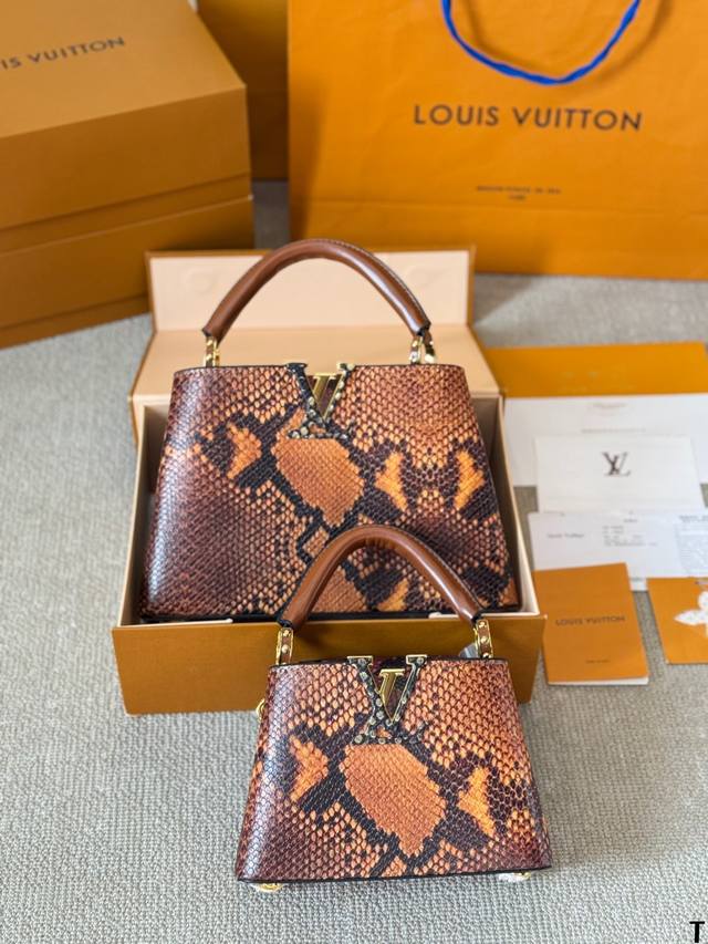 Lv Capucines 作为lv代表性高定包款之一的capucines手袋，每一季都会尝试不同的设计，并搭配新配色、新材质与新饰面。更加高端气质。 小小的尺寸