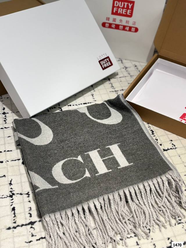 配礼盒. 蔻驰 围巾 最温柔的配色 超有氛围感的 羊绒围巾~ 这么好看的围巾你还不赶紧定吗