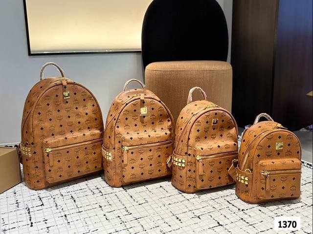 黄色 Mcm经典侧边铆钉双肩背包 还是经典的黑色跟干邑色 Mcm双肩包有多火爆不用我多说吧！侧钉背包是经典中的经典！很多偶像剧里都会出现的一款！各路明星大咖纷纷