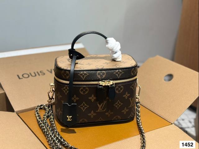 配盒 复刻版 Size:19*12Cm L家 Vanity 小箱子24Ss 新款哦 相比老款的vanity化妆包, 这个24款可就更加圆润精致了 超级方便实用! 配盒 复刻版 Size:19*12Cm L家 Vanity 小箱子24Ss 新款哦 相比老款的vanity化妆包, 这个24款可就更加圆润精致了 超级方便实用!