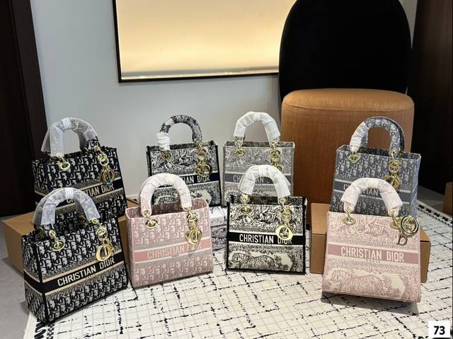 礼盒 迪奥戴妃dior新款 Dior 最新的 Lady D Lite 刺绣系列戴妃包 精湛的工艺,完美的配色 整体时尚又复古,高级又浪漫,手柄街接处饰以浅金色的 礼盒 迪奥戴妃dior新款 Dior 最新的 Lady D Lite 刺绣系列戴妃包 精湛的工艺,完美的配色 整体时尚又复古,高级又浪漫,手柄街接处饰以浅金色的