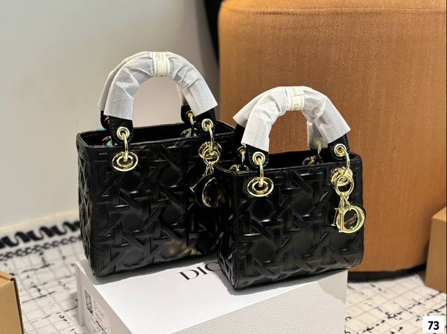 礼盒 迪奥戴妃包 Sdior戴妃包太好看了吧! 优雅指数拉满 搭配简洁风格的衣服整个人气质就上来了 而且容量完全可以满足日常要求 日常聚会逛街都很方便~ 尺寸: 礼盒 迪奥戴妃包 Sdior戴妃包太好看了吧! 优雅指数拉满 搭配简洁风格的衣服整个人气质就上来了 而且容量完全可以满足日常要求 日常聚会逛街都很方便~ 尺寸: