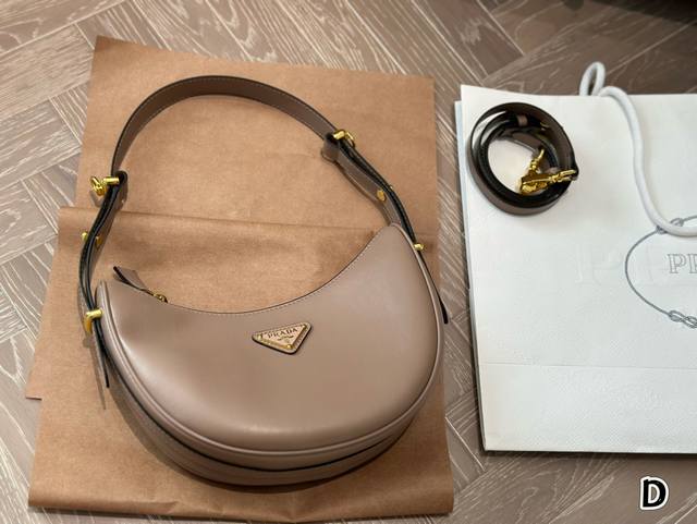 配盒 Size：23*13Cm Prad 半月腋下包 慵懒感满满的prada月牙包！ 线条流畅简约的腋下包 天生自带潇洒随性的气质！