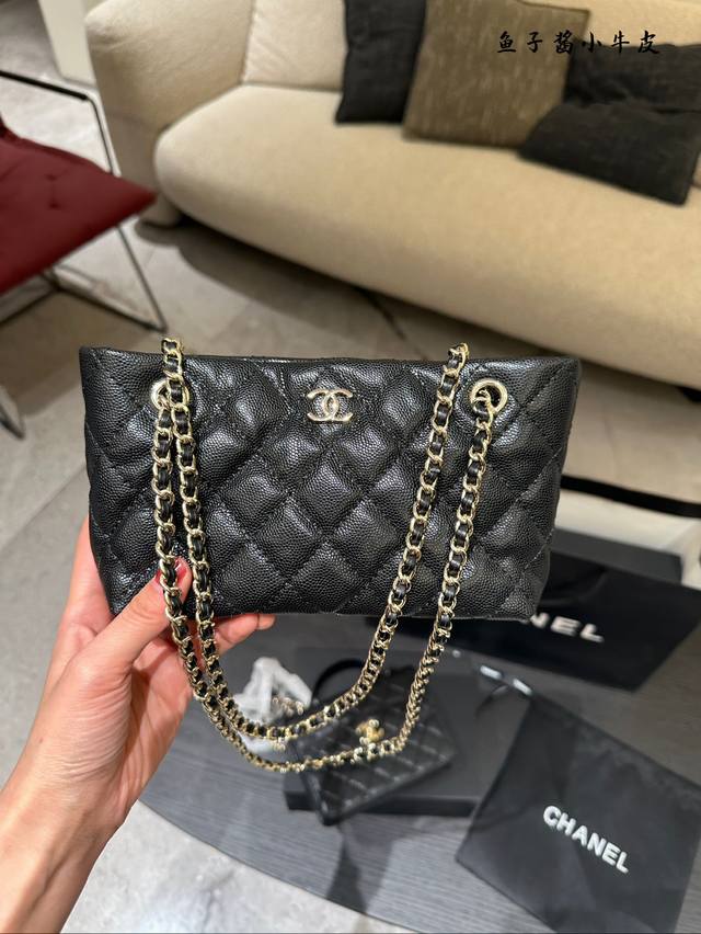 Chanel香奈儿25C一万多的迷你小tote上身图 Chanel 25C-万多的小包还是很实用的，比以往同价位 的包包容量大一些，今天上市的新款mini To