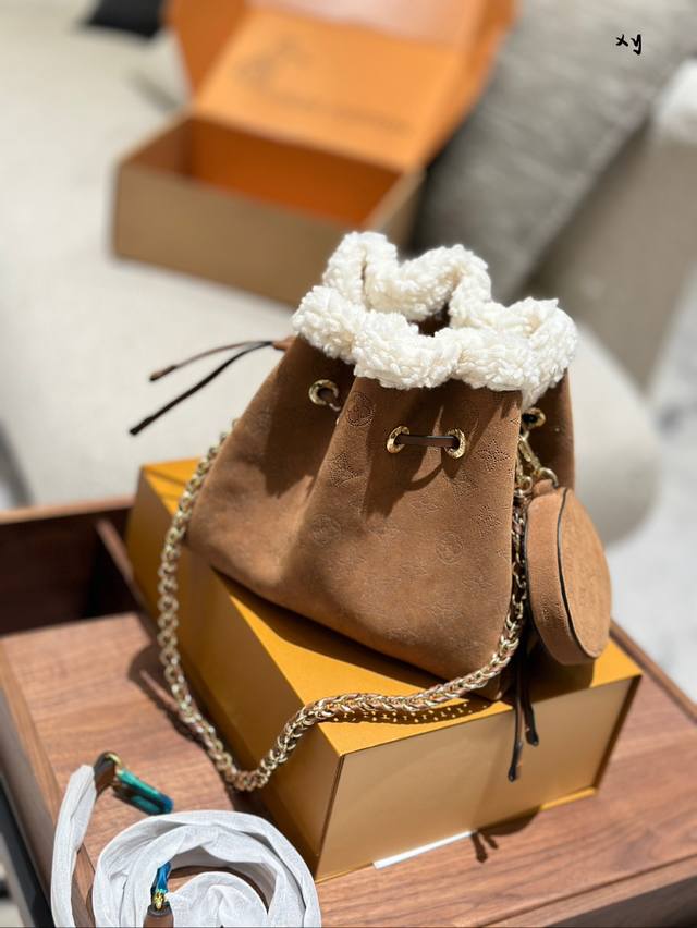 Lv Bella手袋土黄色羊毛 毛绒款bella手袋bella水桶包采用monogram镂花穿孔小牛皮塑造小巧构型，再令相同图案以袖珍比例栖身圆形零钱包，洋溢摩