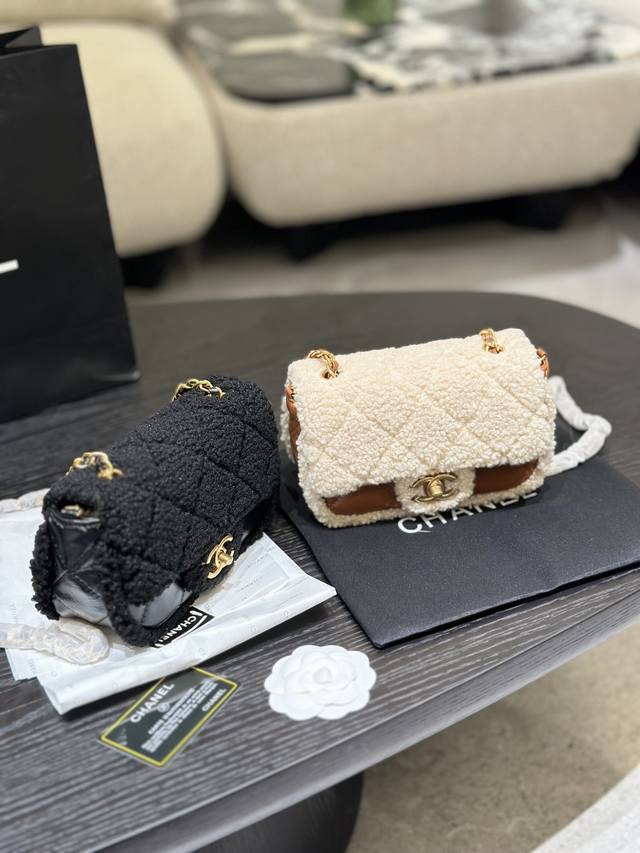 羊皮配羊羔毛 Chanel24K泰迪熊cf系列 焦糖色搭配“埃塞尔比亚混种羊”纯正lambwool羊羔毛搭配24K真金厚镀砂金扣肩背、斜挎都非常时尚百搭...