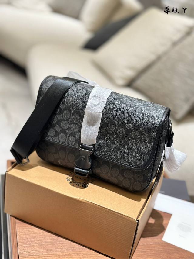 这只coach真的好帅 出街z爱的包包之- -啦作为刚发售的新品。沿用了之前的一-些经典的设计。细节方面做了优化和升级的改变看起来会更有质感,背上身更有型。真的 这只coach真的好帅 出街z爱的包包之- -啦作为刚发售的新品。沿用了之前的一-些经典的设计。细节方面做了优化和升级的改变看起来会更有质感,背上身更有型。真的