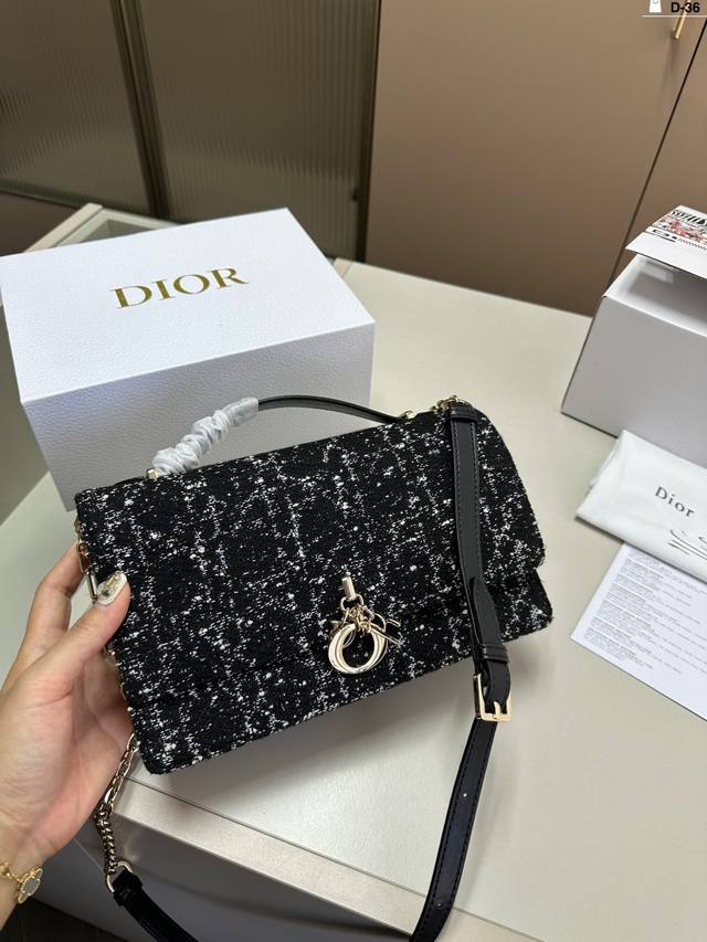 粗花呢戴妃包 Dior 时尚果然就是轮回,回归了一把中古戴妃 长方包形,短链条细长肩带直接封神!! 复古时髦感超强,真是什么场合都可以把住 绝对是lady中的天 粗花呢戴妃包 Dior 时尚果然就是轮回,回归了一把中古戴妃 长方包形,短链条细长肩带直接封神!! 复古时髦感超强,真是什么场合都可以把住 绝对是lady中的天
